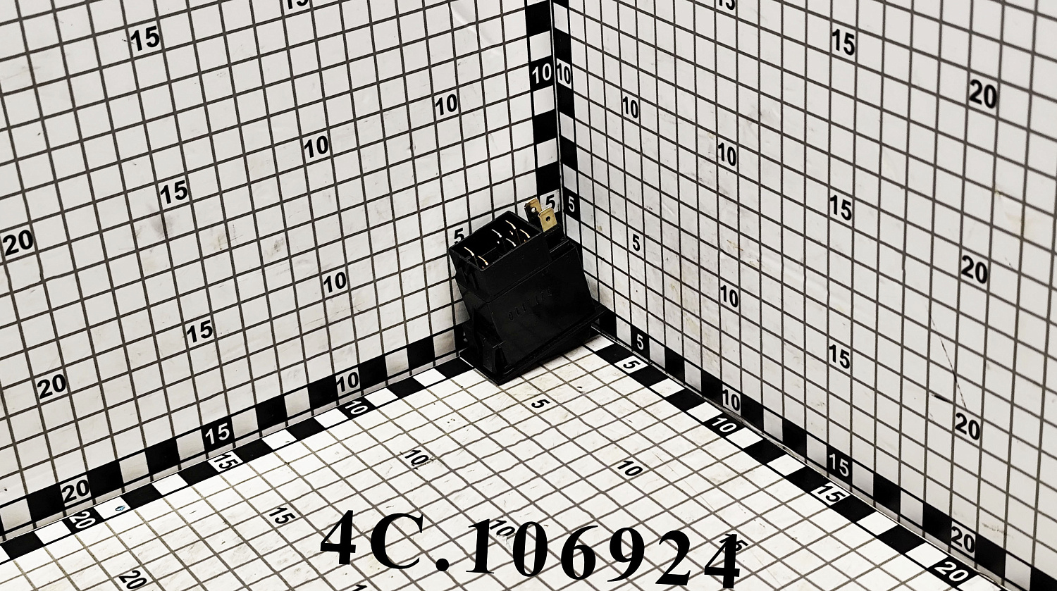 Выключатель света 4C.106924