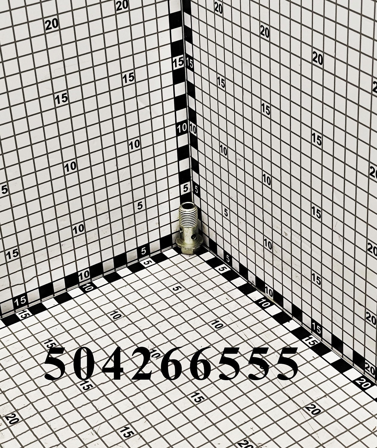 Штуцер 504266555 CNHi