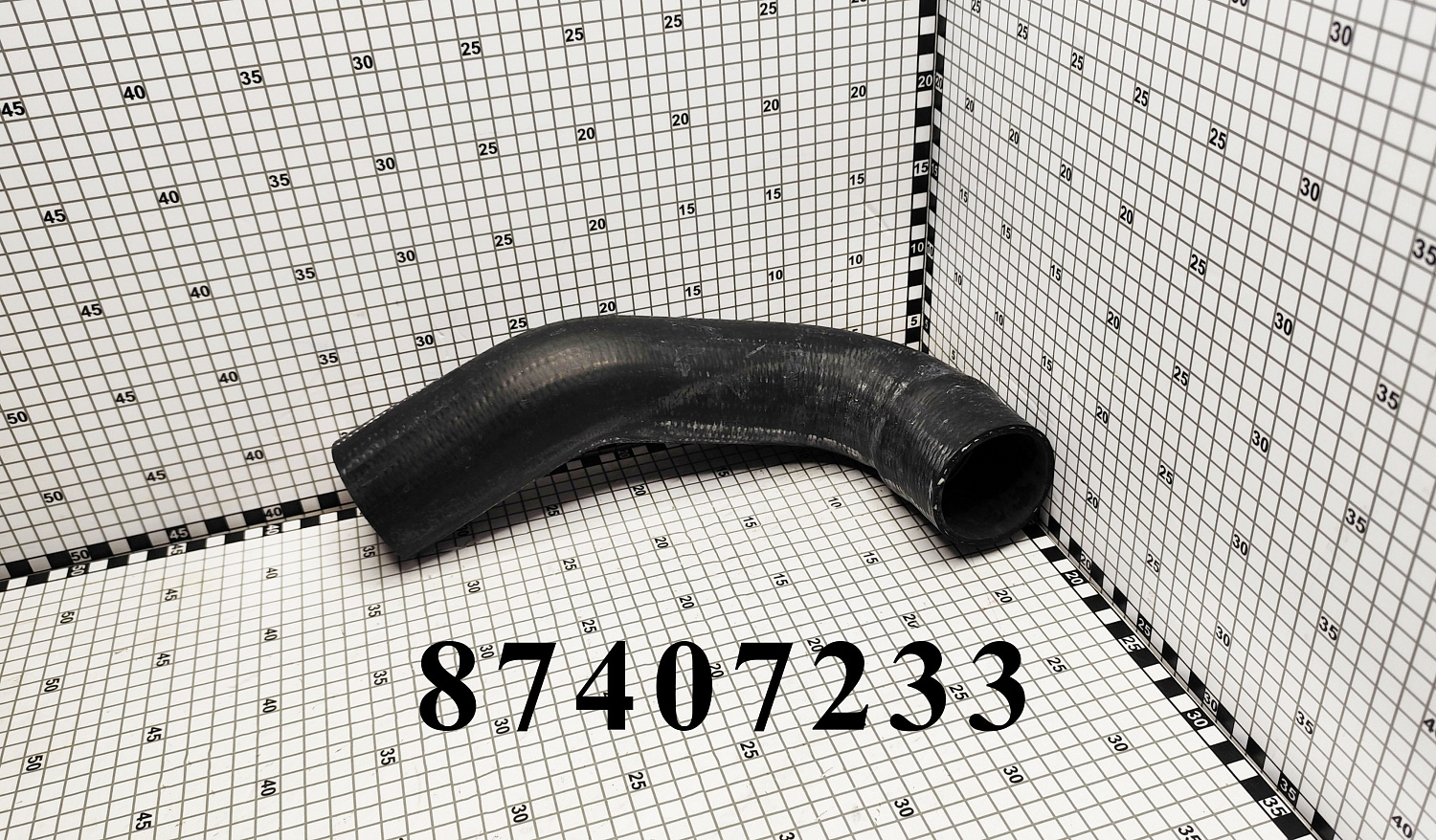 Патрубок 87407233 CNHi