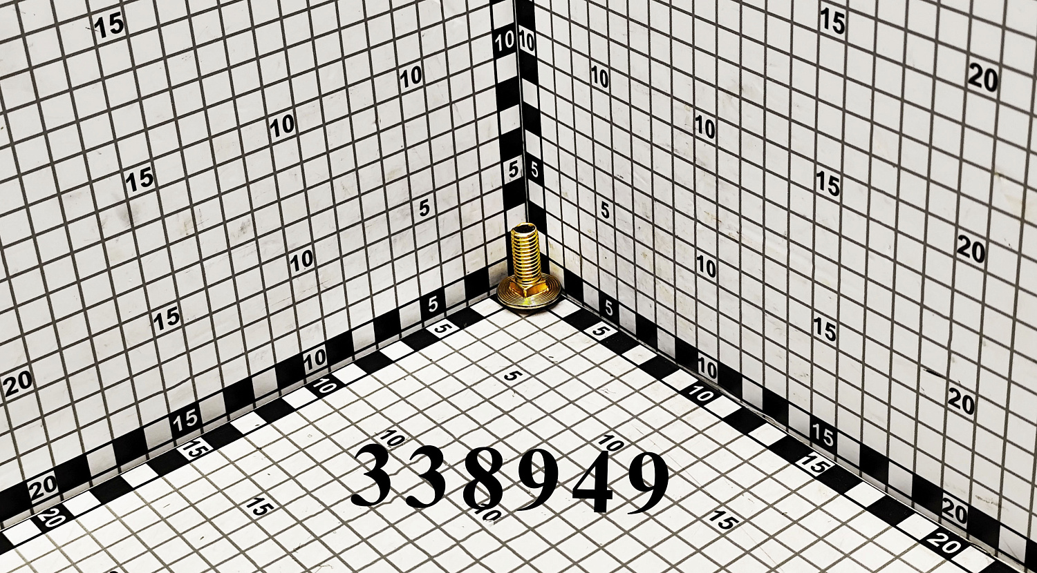 Болт 338949 CNHi