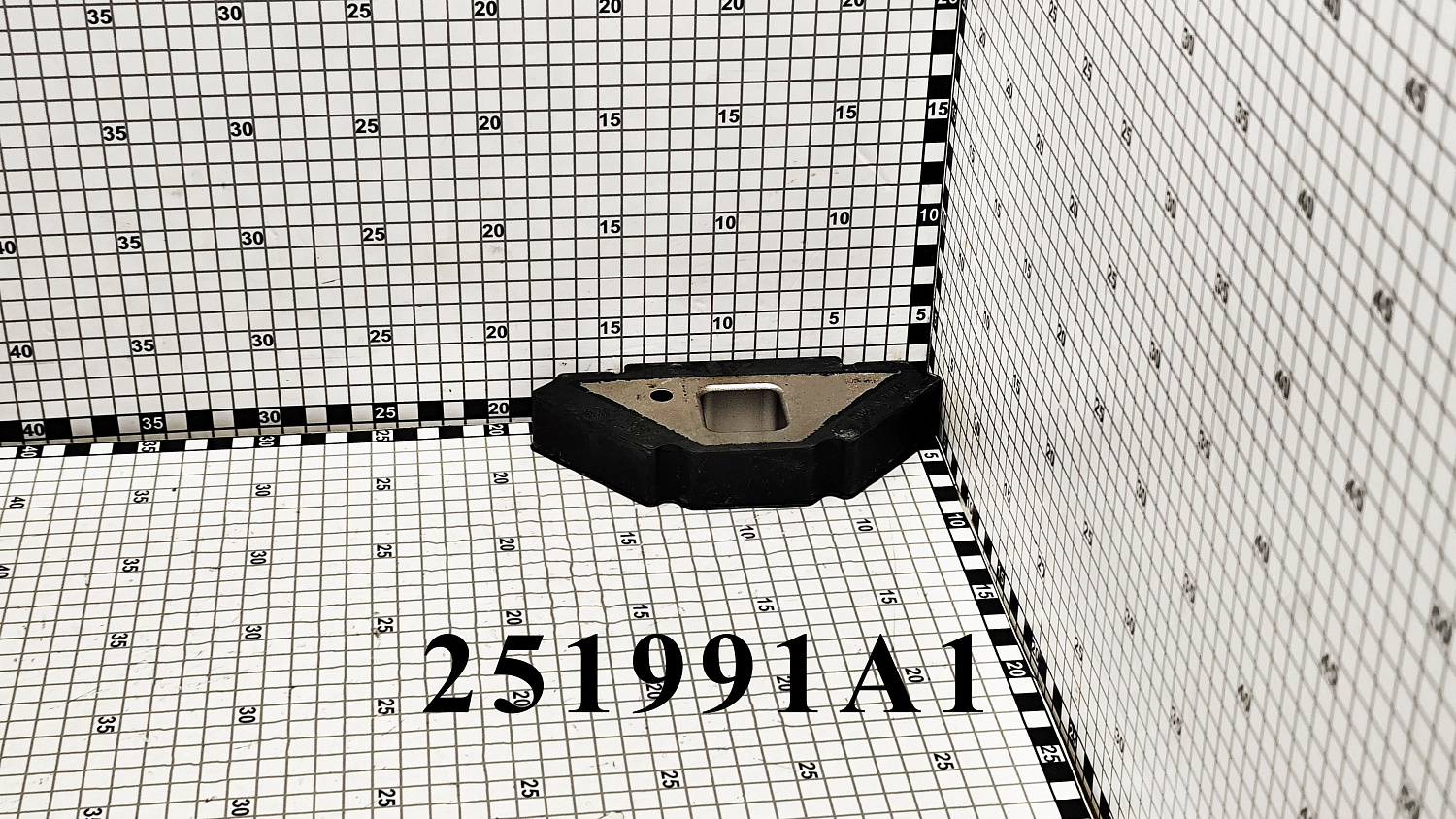 Подушка двигателя задняя 251991A1 CNHi