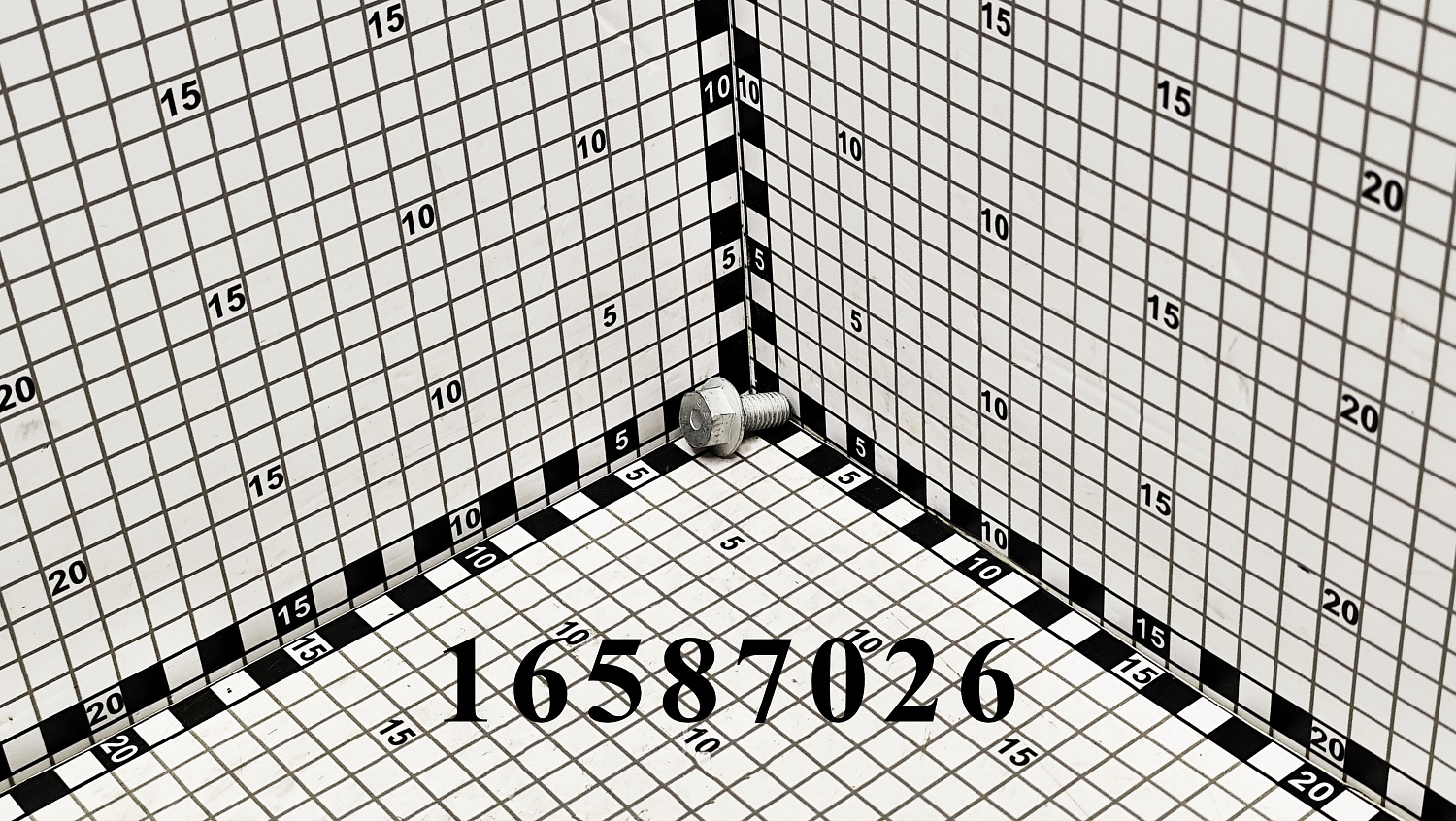Болт 16587026 CNHi