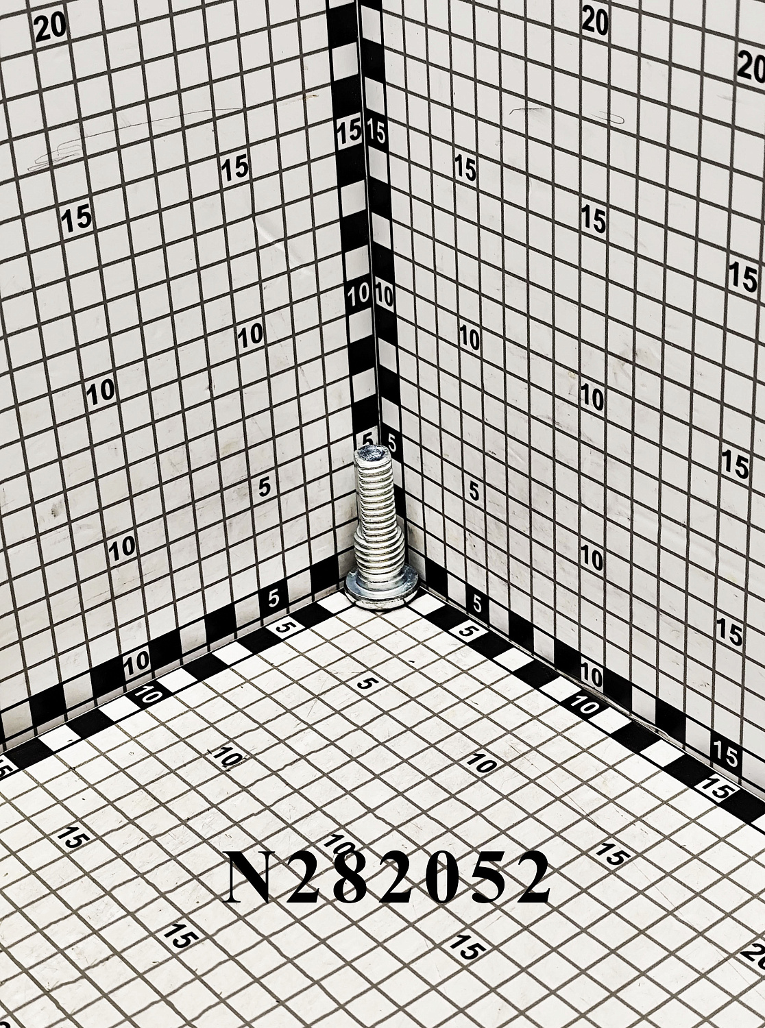 Болт N282052