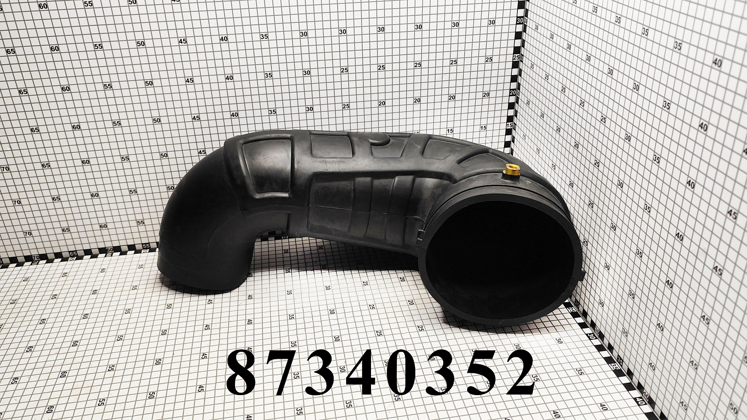 Патрубок 87340352 CNHi