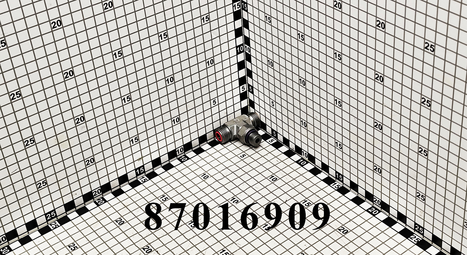Штуцер 87016909 CNHi